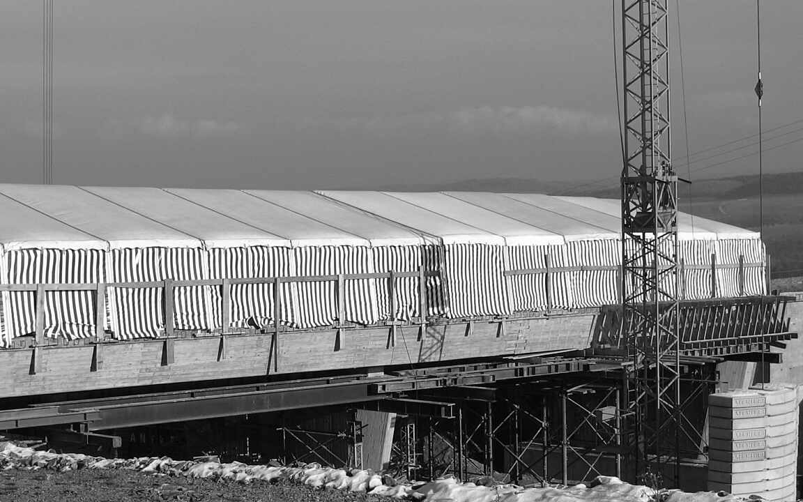 Weißes Umweltschutzzelt mit Aluminiumkonstruktion und luftdichten Abschlüssen für Dekontaminationsarbeiten